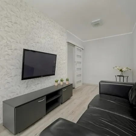Near The River With Balcony And Free Garage By Renters